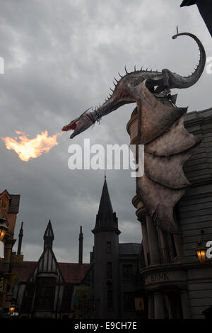 Der verketteten Drache auf Wizarding World of Harry Potters Gringott Bank Fahrt spuckt Feuer je 15 Minuten. Stockfoto