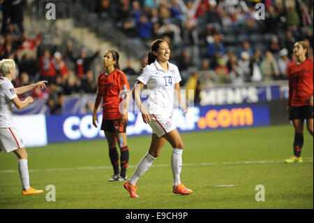 Chester, Pennsylvania, USA. 24. Oktober 2014. USAS CHRISTEN PRESS (14) feiert ein Tor gegen Mexiko während ihr Halbfinalspiel im PPL Park in Chester PA. Das USA Frauen Nationalmannschaft gewann mit 3: 0 © Ricky Fitchett/ZUMA Draht/Alamy Live News Stockfoto