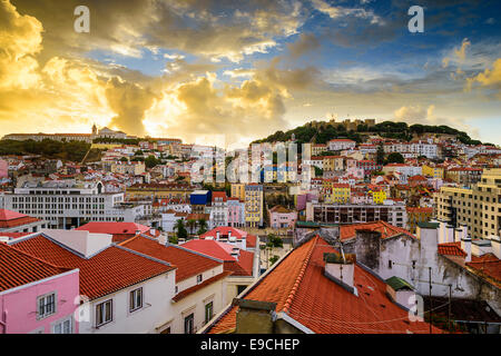 Lissabon, Porgual Dawn Skyline in Richtung Burg São Jorge. Stockfoto