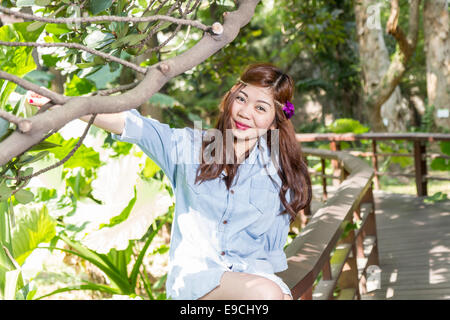 Pinoy Frau in einem grünen Garten auf Bauernhof Stockfoto