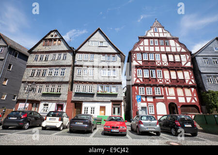 Restauriert und noch nicht restaurierten Häusern, Kornmarkt Getreidemarkt, historische alte Stadt von Herborn, Hessen, Deutschland, Europa Stockfoto