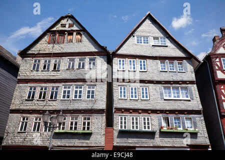 Restauriert und noch nicht restaurierten Häusern, Kornmarkt Getreidemarkt, historische alte Stadt von Herborn, Hessen, Deutschland, Europa, Stockfoto