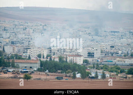 Die Türkei, Türkische syrischen Grenze und von islamischen Staat belagerten Stadt Kobani, türkischer Kampfpanzer an Mürsitpinar, steigenden Rauch nach US Airforce Streiks in Kobane Stockfoto