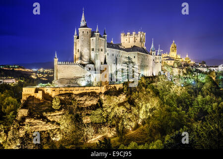 Segovia, Spanien Stadt Skyline mit dem Alcazar in der Nacht. Stockfoto