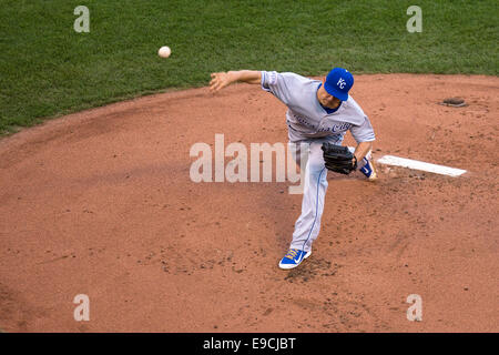 In San Francisco. 24. Oktober 2014. Kalifornien USA. Kansas City Royals ab Krug Jeremy Guthrie (11) pitching im ersten Inning in Spiel drei der Serie zwischen den San Francisco Giants und die Kansas City Royals bei AT &amp; T Park in San Francisco, Kalifornien, USA. Bildnachweis: Aktion Plus Sport/Alamy Live-Nachrichten Stockfoto