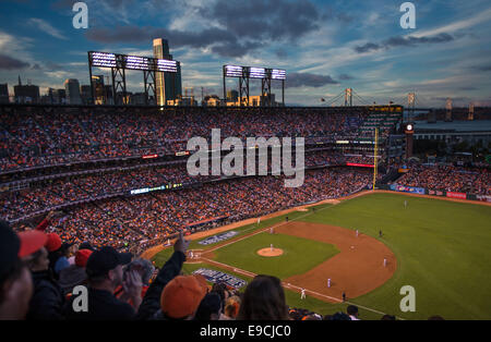 In San Francisco. 24. Oktober 2014. Kalifornien USA. Einen Überblick über das Stadion mit der Skyline von San Francisco in der Nähe von Sonnenuntergang, während Spiel drei der Serie zwischen den San Francisco Giants und die Kansas City Royals bei AT &amp; T Park in San Francisco, Kalifornien, USA. Bildnachweis: Aktion Plus Sport/Alamy Live-Nachrichten Stockfoto