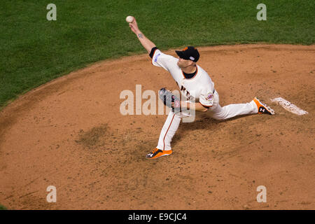 In San Francisco. 24. Oktober 2014. Kalifornien USA. San Francisco Giants starten Krug Tim Hudson (17) pitching im 5. Inning in Spiel drei der Serie zwischen den San Francisco Giants und die Kansas City Royals bei AT &amp; T Park in San Francisco, Kalifornien, USA. Bildnachweis: Aktion Plus Sport/Alamy Live-Nachrichten Stockfoto