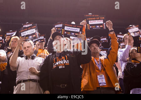 In San Francisco. 24. Oktober 2014. Kalifornien USA. Fans stehen und halten Zeichen zur Unterstützung der Krebsforschung, während Spiel drei der Serie zwischen den San Francisco Giants und die Kansas City Royals bei AT &amp; T Park in San Francisco, Kalifornien, USA. Bildnachweis: Aktion Plus Sport/Alamy Live-Nachrichten Stockfoto