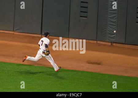 In San Francisco. 24. Oktober 2014. Kalifornien USA. San Francisco Giants Center Fielder Gregor Blanco (7) jagt einen Tiefe Fly Ball von der Fledermaus von Kansas City Royals Center Fielder Lorenzo Cain (6) (nicht dargestellt), im 6. Inning in Spiel drei der Serie zwischen den San Francisco Giants und die Kansas City Royals bei AT &amp; T Park in San Francisco, Kalifornien, USA. Bildnachweis: Aktion Plus Sport/Alamy Live-Nachrichten Stockfoto