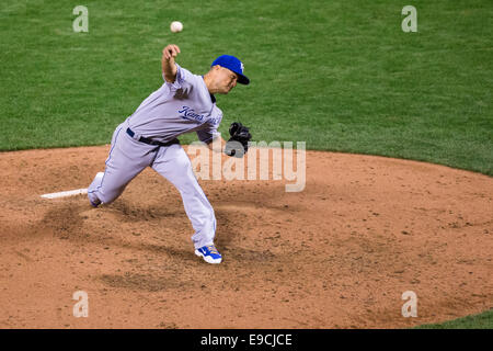 In San Francisco. 24. Oktober 2014. Kalifornien USA. Kansas City Royals ab Krug Jeremy Guthrie (11) pitching im 7. Inning in Spiel drei der Serie zwischen den San Francisco Giants und die Kansas City Royals bei AT &amp; T Park in San Francisco, Kalifornien, USA. Bildnachweis: Aktion Plus Sport/Alamy Live-Nachrichten Stockfoto