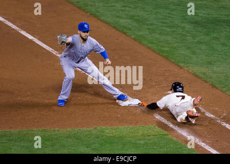 In San Francisco. 24. Oktober 2014. Kalifornien USA. San Francisco Giants Center Fielder Gregor Blanco (7) zu spät zur ersten Base, als Kansas City Royals erster Basisspieler Eric Hosmer (35 Tauchgänge) Stichwörter ihn, während Spiel drei der Serie zwischen den San Francisco Giants und die Kansas City Royals bei AT &amp; T Park in San Francisco, Kalifornien, USA. Bildnachweis: Aktion Plus Sport/Alamy Live-Nachrichten Stockfoto