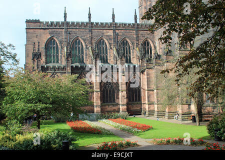 Kathedrale in Chester, Großbritannien zeigt architektonische Detail mit einem formalen Garten Stockfoto