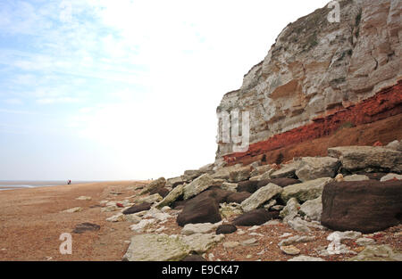 Ein Blick auf die Ausläufer der Kreidezeit Felsen in den Klippen bei Hunstanton, Norfolk, England, Vereinigtes Königreich. Stockfoto