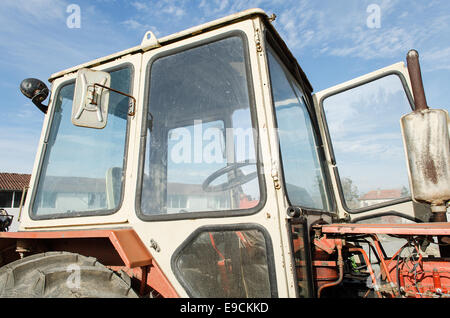 Alten Bauernhof Traktor kann noch gebräuchlich, aber sehr rostig sein. Stockfoto