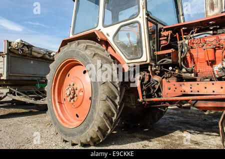 Alten Bauernhof Traktor kann noch gebräuchlich, aber sehr rostig sein. Stockfoto