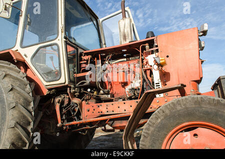 Alten Bauernhof Traktor kann noch gebräuchlich, aber sehr rostig sein. Stockfoto
