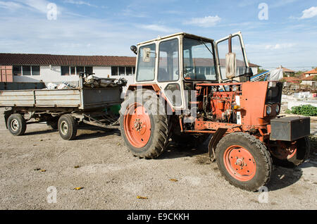 Alten Bauernhof Traktor kann noch gebräuchlich, aber sehr rostig sein. Stockfoto