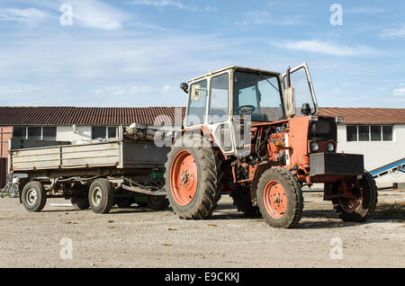 Alten Bauernhof Traktor kann noch gebräuchlich, aber sehr rostig sein. Stockfoto
