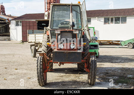 Alten Bauernhof Traktor kann noch gebräuchlich, aber sehr rostig sein. Stockfoto