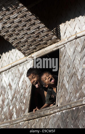 Bandorban, Bangladesch. 17. Dezember 2010. Bandarban ist ein Stadtteil im Süd-Osten von Bangladesch, und ein Teil der Division Chittagong. Es ist eines der drei Bezirke, aus denen sich die Chittagong Hill Tracts, die anderen als Rangamati Bezirk und Khagrachhari. Bandarban gilt als eines der attraktivsten Reiseziele in Bangladesch. Bandarban (d. h. den Damm des Affen), oder in Marma oder Arakanese Sprache als '' Rwa-Daw Mro'' ist auch bekannt als Arvumi oder das Bohmong Kreis (der Rest der drei Hügel Bezirke Rangamati Chakma Kreis, Raja Devasish Roy und Khagrachar ist Stockfoto