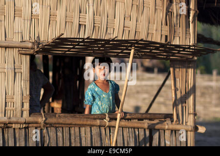 Bandorban, Bangladesch. 17. Dezember 2010. Bandarban ist ein Stadtteil im Süd-Osten von Bangladesch, und ein Teil der Division Chittagong. Es ist eines der drei Bezirke, aus denen sich die Chittagong Hill Tracts, die anderen als Rangamati Bezirk und Khagrachhari. Bandarban gilt als eines der attraktivsten Reiseziele in Bangladesch. Bandarban (d. h. den Damm des Affen), oder in Marma oder Arakanese Sprache als '' Rwa-Daw Mro'' ist auch bekannt als Arvumi oder das Bohmong Kreis (der Rest der drei Hügel Bezirke Rangamati Chakma Kreis, Raja Devasish Roy und Khagrachar ist Stockfoto