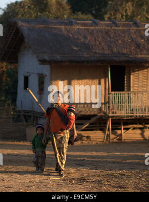 Bandorban, Bangladesch. 25. Oktober 2014. Stammes-Mutter mit Kind in Bandorban. Bandarban ist ein Stadtteil im Süd-Osten von Bangladesch, und ein Teil der Division Chittagong. Es ist eines der drei Bezirke, aus denen sich die Chittagong Hill Tracts, die anderen als Rangamati Bezirk und Khagrachhari. Bandarban gilt als eines der attraktivsten Reiseziele in Bangladesch. Bandarban (d. h. den Damm des Affen), oder in Marma oder Arakanese Sprache als '' Rwa-Daw Mro'' ist auch bekannt als Arvumi oder das Bohmong Kreis (der Rest der drei Hügel Bezirke Rangamati ist die Chakma Stockfoto