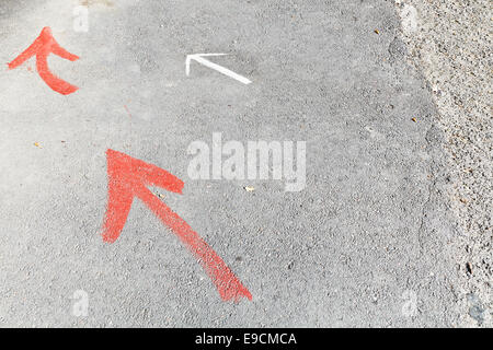 einige Pfeile - Straße Zeiger auf Bürgersteig Stockfoto