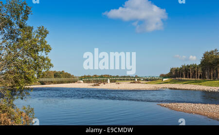 NEUE ERWEITERTEN FUßGÄNGER BRÜCKE ÜBER DEN RIVER FINDHORN IN FORRES SCHOTTLAND TEIL DES FLOOD PREVENTION SYSTEMS Stockfoto