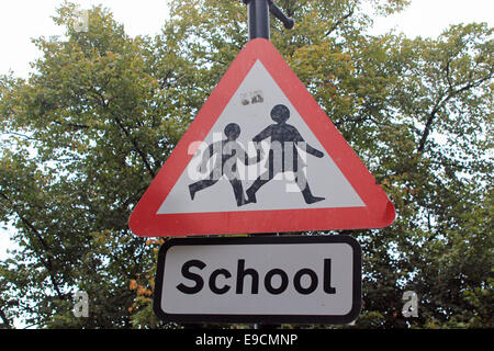 Close-up ein Schild Warnung vor einer Schule in der Nähe für Autofahrer zu verlangsamen, während der Fahrt Stockfoto