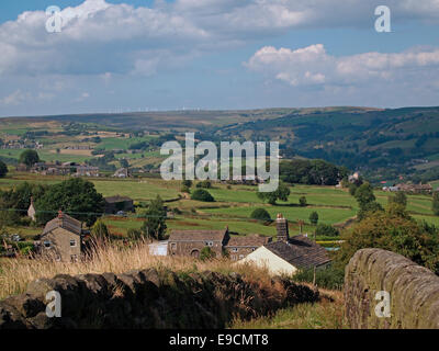 Blick nach Norden von Sowerby über das Calder Valley in Richtung Luddenden und den Mooren dahinter, Calderdale, West Yorkshire. Stockfoto