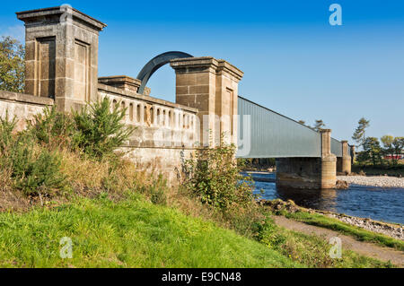 EISENBAHNBRÜCKE ÜBER DEN RIVER FINDHORN MÜNDET AN EINEM NEUEN FLUSSBETT NACH FLOOD PREVENTION SYSTEM Stockfoto