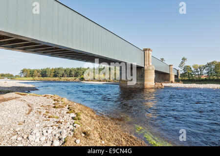 EISENBAHNBRÜCKE ÜBER DEN RIVER FINDHORN FORRES NACH FLUT PRÄVENTION SCHEMA MIT WASSER FLIEßT ENTLANG EINEM NEW FLUSSBETT Stockfoto