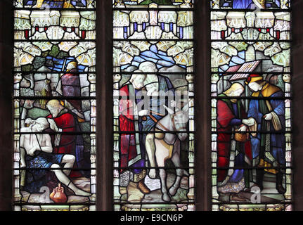 Glasmalerei-Fenster mit Szenen aus der Geschichte des Barmherzigen Samariters Stockfoto