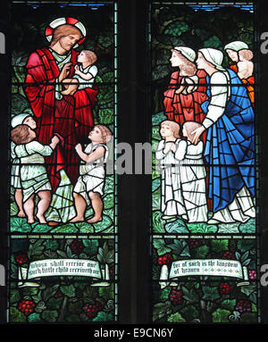 Glasmalerei-Fenster Darstellung Jesu Christi mit kleinen Kindern und ihren Müttern Stockfoto