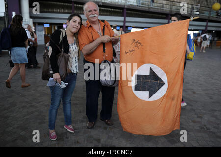 Buenos Aires, Argentinien. 24. Oktober 2014. Eine uruguayische hält eine Fahne vor der Reise nach Uruguay Wahlrecht bei den Wahlen in Buenos Aires, Argentinien, auf 24. Oktober 2014. Uruguay wird am 26. Oktober allgemeine Wahlen abzuhalten. © Alejandro Belvedere/TELAM/Xinhua/Alamy Live-Nachrichten Stockfoto