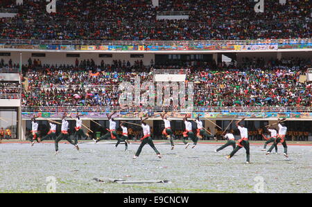 Lusaka, Sambia. 24. Oktober 2014. Sambische Soldaten, die von chinesischen Martial Arts Experten ausgebildet wurden durchführen während Sambias 50. Unabhängigkeit-Jahr-Feier im National Heroes Stadium in Lusaka, Hauptstadt von Sambia, 24. Oktober 2014. Sambia am Freitag statt eine große Zeremonie, wickeln die Feierlichkeiten zu seinem 50-jährigen Unabhängigkeit bestehen. © Peng Lijun/Xinhua/Alamy Live-Nachrichten Stockfoto