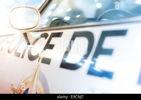 Nahaufnahme von der linken Fahrer Tür-, Fenster- und Seite Spiegel der Polizeiwagen. Aufschrift "Polizei" auf Tür ist. Stockfoto