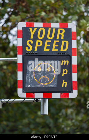Geschwindigkeit Anzeige Gerät (SID) in Kent auf einer 30 km/h-Meile pro Stunde Strecke: Es zeigt die Geschwindigkeit der Annäherung an Auto / Fahrzeug. Stockfoto