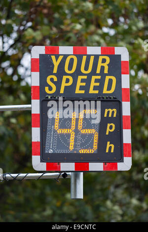 Geschwindigkeit Anzeige Gerät (SID) in Kent auf einer 30 km/h-Meile pro Stunde Strecke: Es zeigt die Geschwindigkeit der Annäherung an Auto / Fahrzeug. Stockfoto