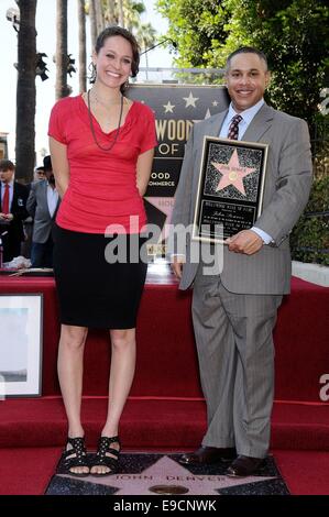 Los Angeles, CA, USA. 24. Oktober 2014. Jesse Belle Denver, Zachary Deutschendorf bei der Induktion Zeremonie für posthume Stern auf dem Hollywood Walk of Fame für John Denver, Hollywood Boulevard, Los Angeles, CA 24. Oktober 2014. Bildnachweis: Michael Germana/Everett Collection/Alamy Live-Nachrichten Stockfoto