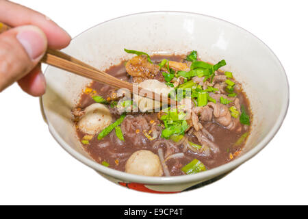 Es ist Schweinefleisch Wasserfall Nudeln (Kuay Teow Nam Tok Moo) Thai-Kultur und Thai-Stil würzige Suppe Nudel eine Thai Nudel mit gekocht Stockfoto