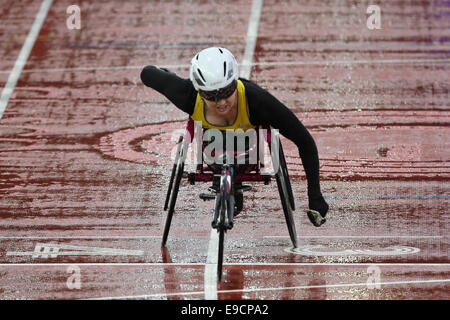 Angela BALLARD von Australien gewinnt das Finale der Damen Para-Sport 1500m T54 Rollstuhl Rennen im Hampden Park Stockfoto