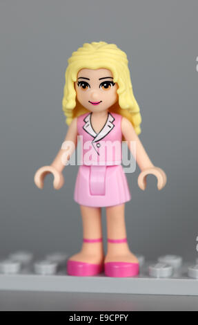 Tambow, Russische Föderation - 26. Februar 2013 Lego Friends blonde Mädchen Figur auf grauem Hintergrund. Studio gedreht. Stockfoto