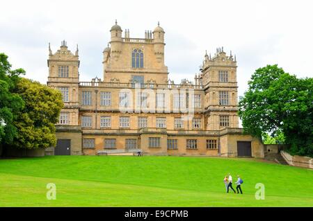 NOTTINGHAM, VEREINIGTES KÖNIGREICH. 1. Juni 2014: Touristen bewundern die schöne Architektur der Wollaton Hall, ein elisabethanisches Landhaus. Stockfoto