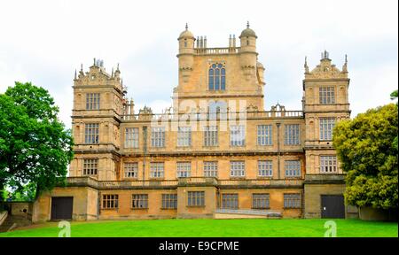 NOTTINGHAM, VEREINIGTES KÖNIGREICH. 1. Juni 2014: Touristen bewundern die schöne Architektur der Wollaton Hall, ein elisabethanisches Landhaus. Stockfoto