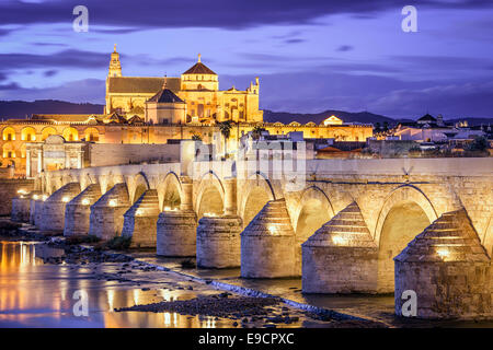 Córdoba, Spanien Blick auf die römische Brücke und die Moschee-Kathedrale am Fluss Guadalquivir. Stockfoto