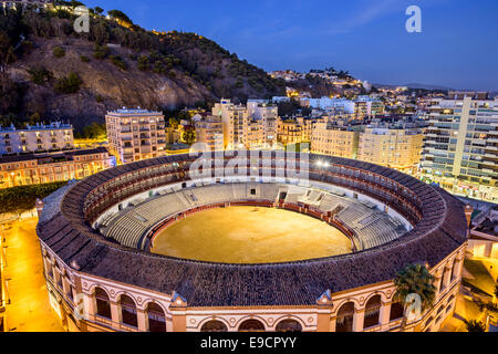 Malaga, Spanien Stadtlandschaft und die Stierkampfarena am Plaza del Toros. Stockfoto