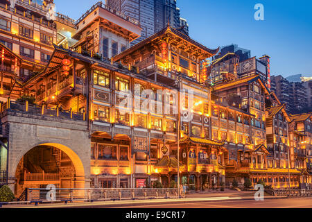 Chongqing, China am Hongyadong Hang Gebäude in der Dämmerung. Stockfoto