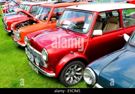 NOTTINGHAM, VEREINIGTES KÖNIGREICH. 1. Juni 2014: Blick auf Oldtimer zum Verkauf in Nottingham, England. Stockfoto