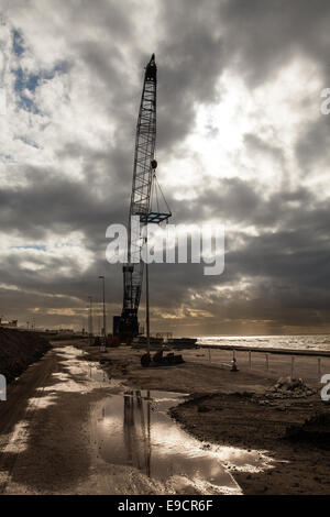 Raupenkran in Rossall, Fleetwood, Oktober 2014. BPH-Schwenkkran, der beim Bau der neuen Küstenverteidigungsmauer auf der Rossall Promenade Thornton-Cleveleys, Großbritannien, verwendet wurde. Der Beginn der Arbeiten zum Bau einer neuen Meeresabwehr in Rossall. Bei Rossall sind Gestein- und Stahlbetonbauplatten, die als neue Seeverteidigung verwendet werden, eingetroffen. Die bestehende Meeresmauer ist anfällig und soll durch ein von Balfour Beatty auf diesem anspruchsvollen Küstengebiet durchgeführtes Verbesserungsprogramm im Wert von 64 Mio. £ersetzt werden. Stockfoto